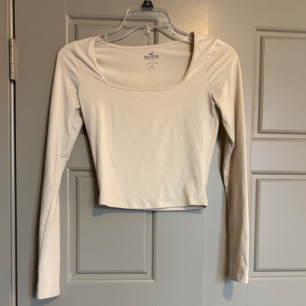 Hollister Women's Off-White Long Sleeve Tee